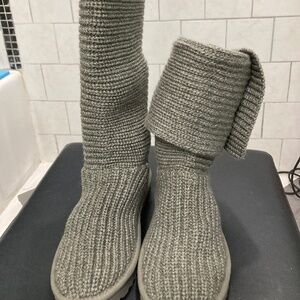 New size 7 classic Cardi gray UGG